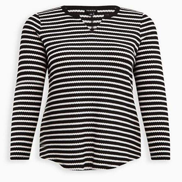 Torrid Black And White Waffle Weave Notch Neck Top NWT Size 5XL - Picture 1 of 6